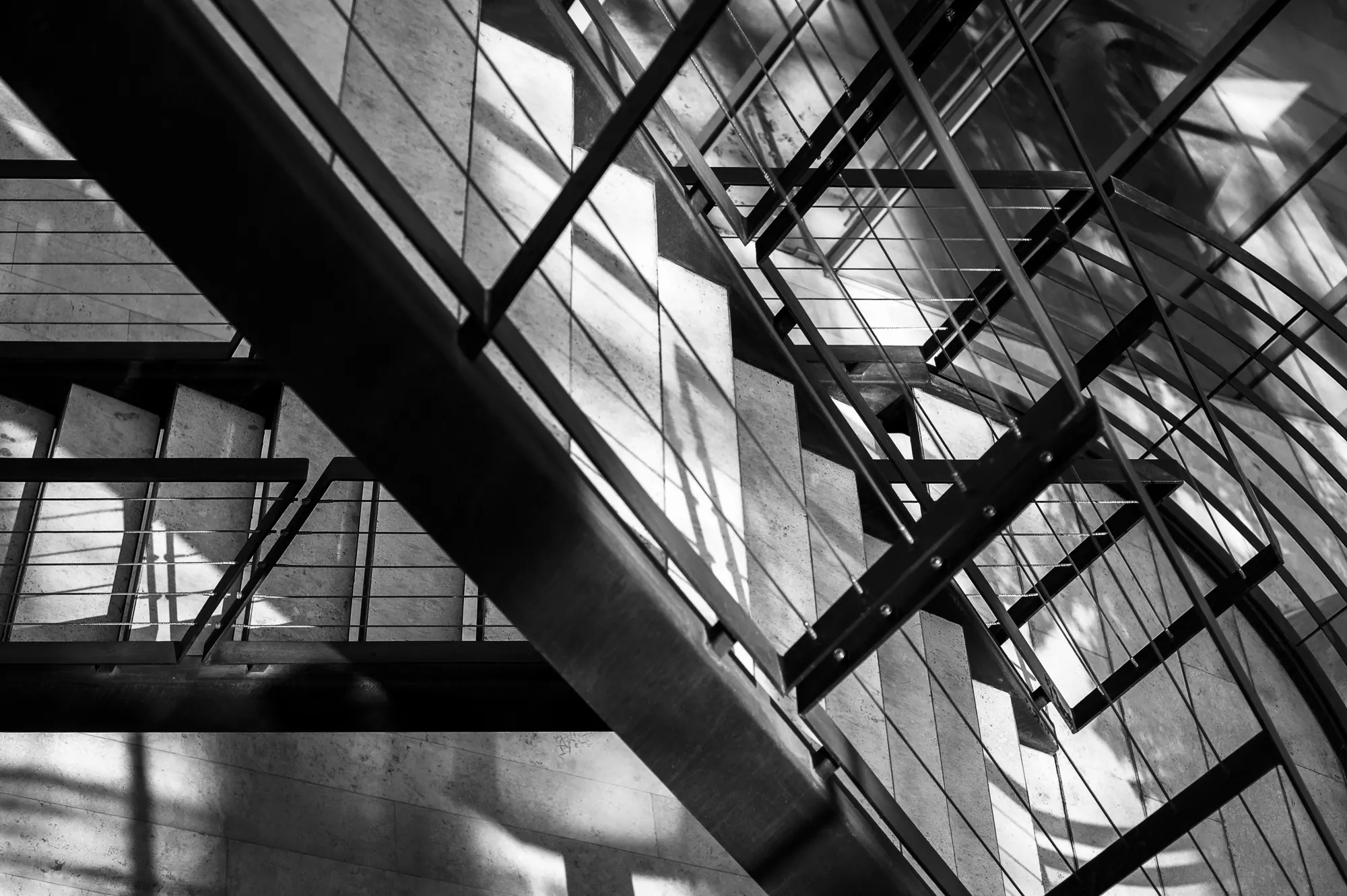 Escalera y estructura de vidrio · Fotografía de Antonia Izquierdo